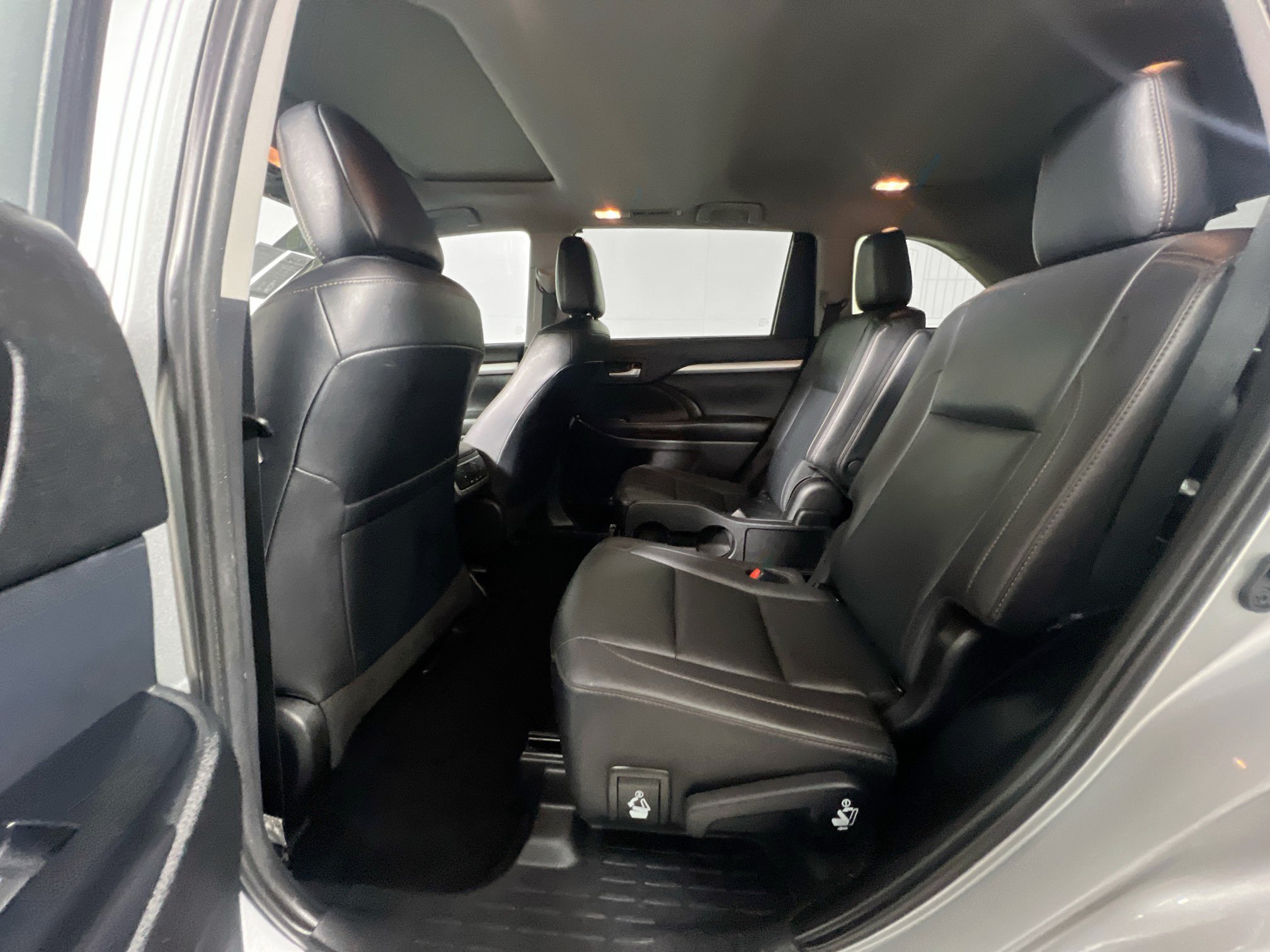 Used 2019 Toyota Highlander XLE FWD image 29