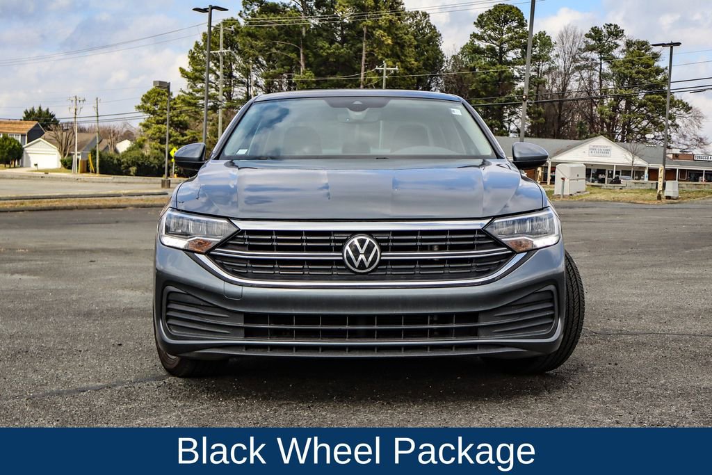 Used 2023 Volkswagen Jetta SE w/ Panoramic Sunroof Package image 2