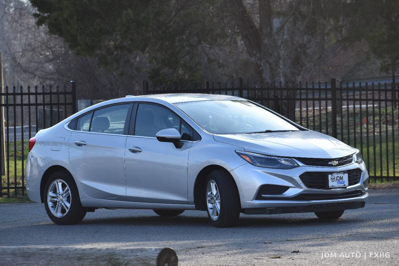Used 2017 Chevrolet Cruze LT w/ Convenience Package image 4