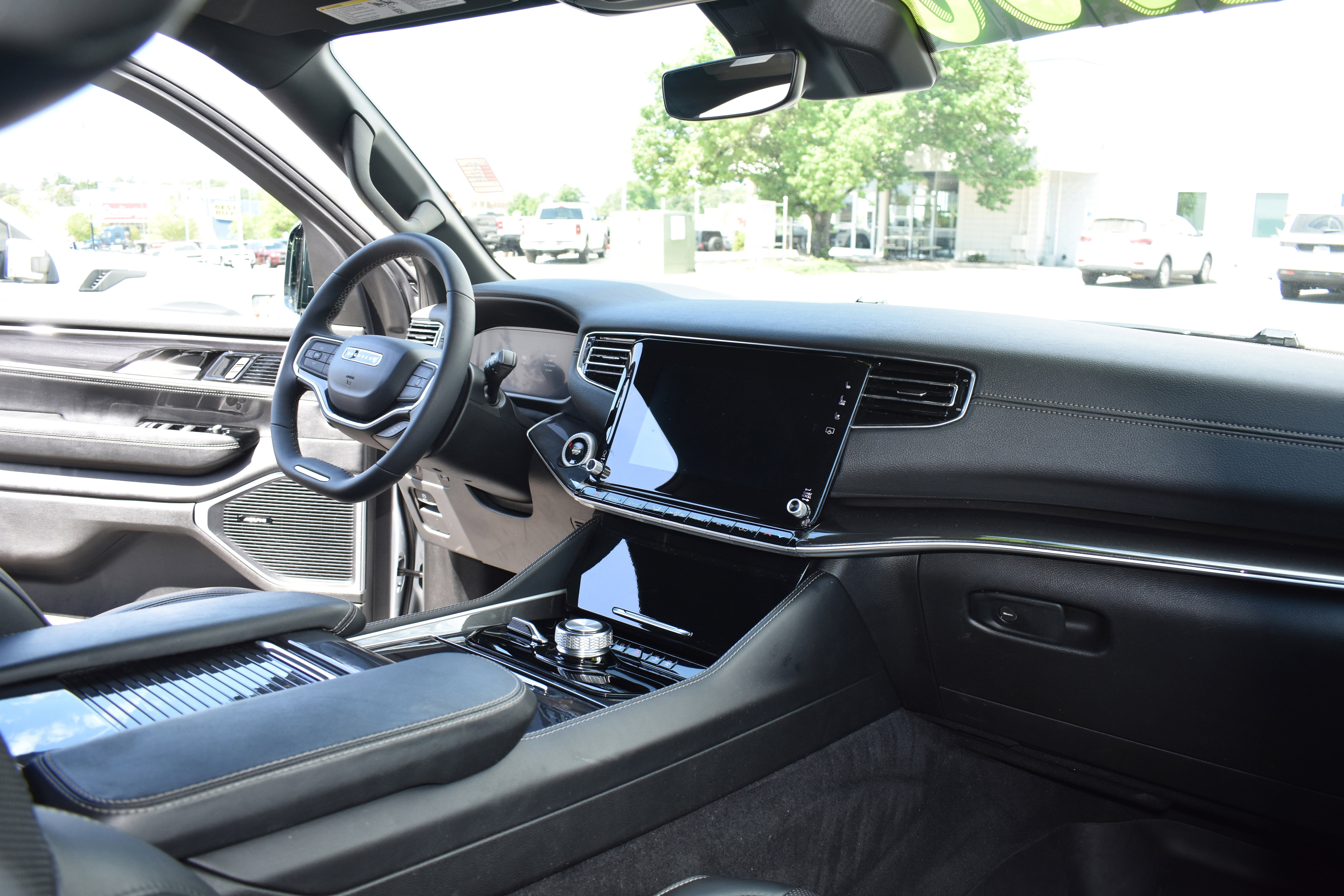 Used 2024 Jeep Wagoneer 4WD w/ Premium Group I image 35