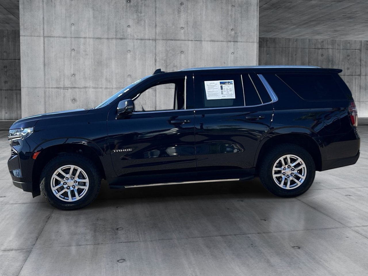 Used 2022 Chevrolet Tahoe LT w/ Luxury Package AWD/4WD image 2