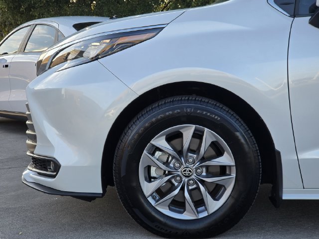 Certified 2025 Toyota Sienna XLE FWD image 7