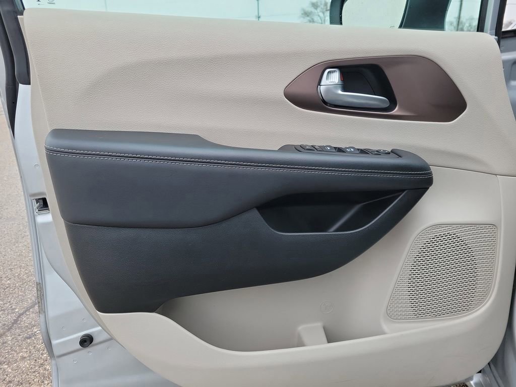 Used 2024 Chrysler Voyager LX FWD image 16