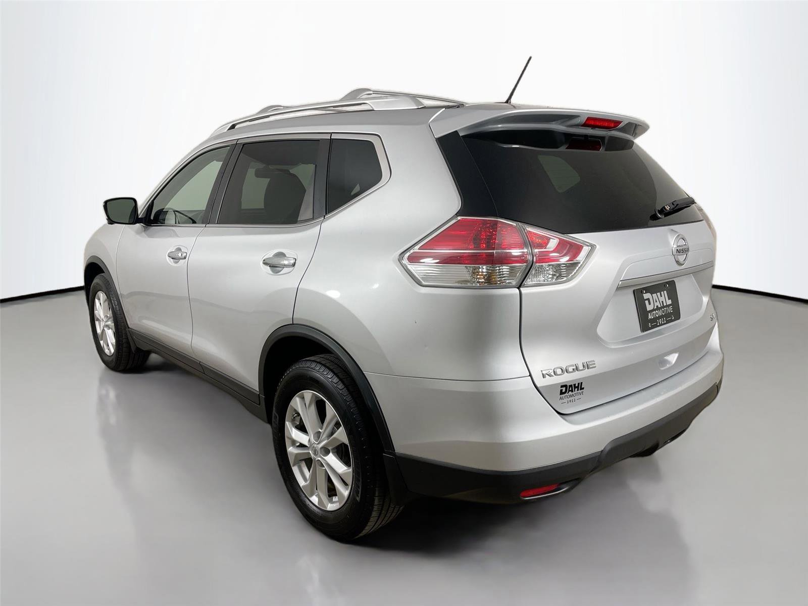 Used 2015 Nissan Rogue SV w/ SV Premium Package image 10