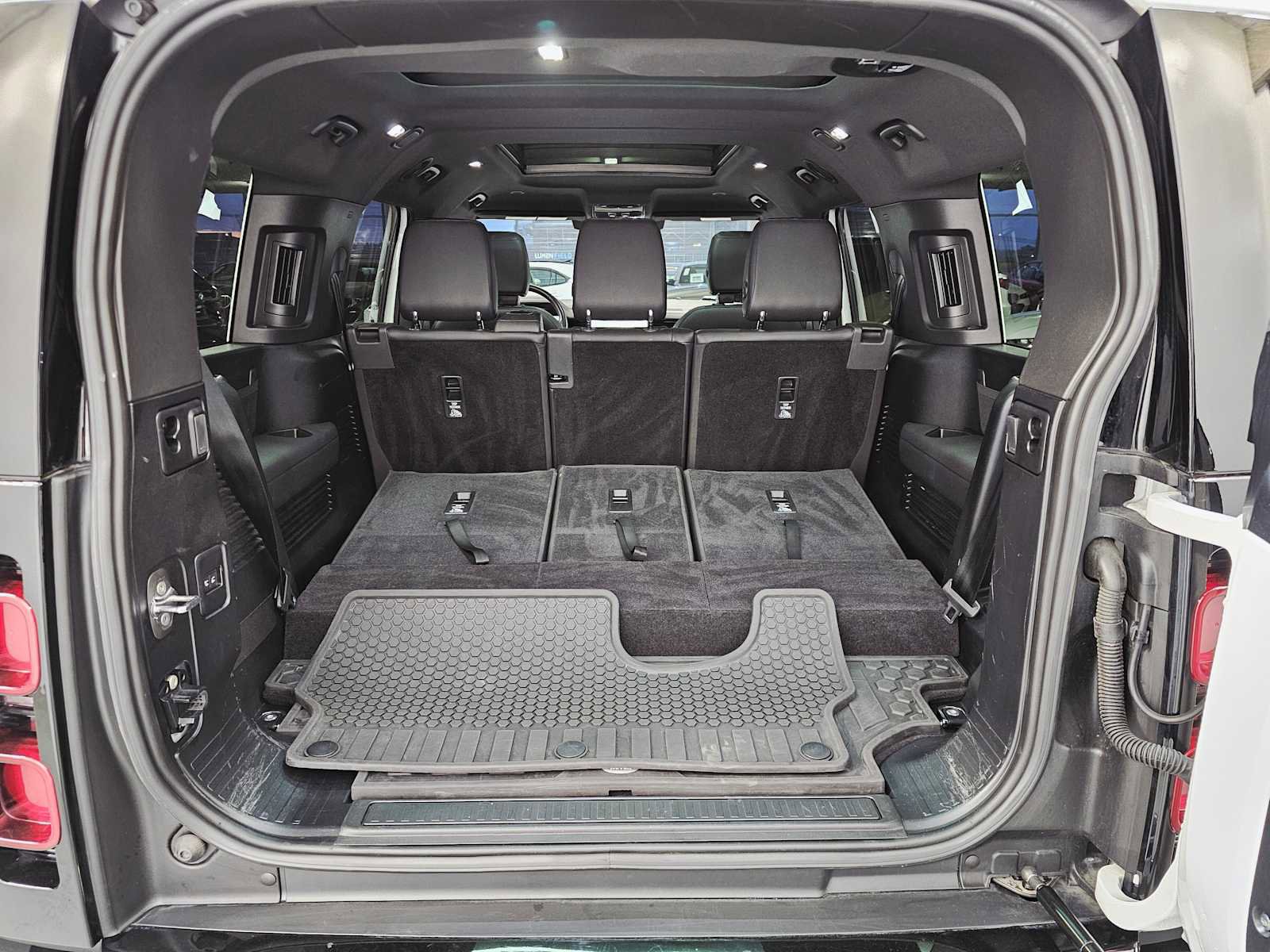 Used 2024 Land Rover Defender 130 X-Dynamic SE image 29