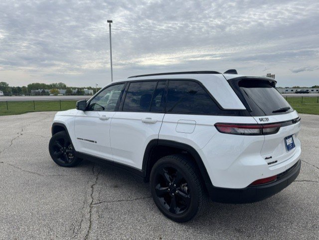 Used 2023 Jeep Grand Cherokee Altitude AWD/4WD image 7