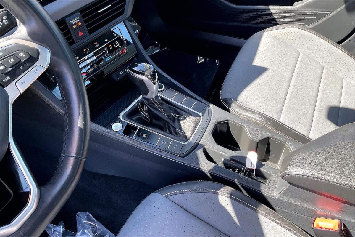 Used 2025 Volkswagen Jetta SE FWD image 13