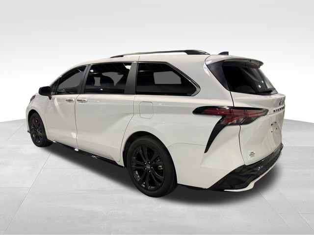 Used 2022 Toyota Sienna XSE image 5