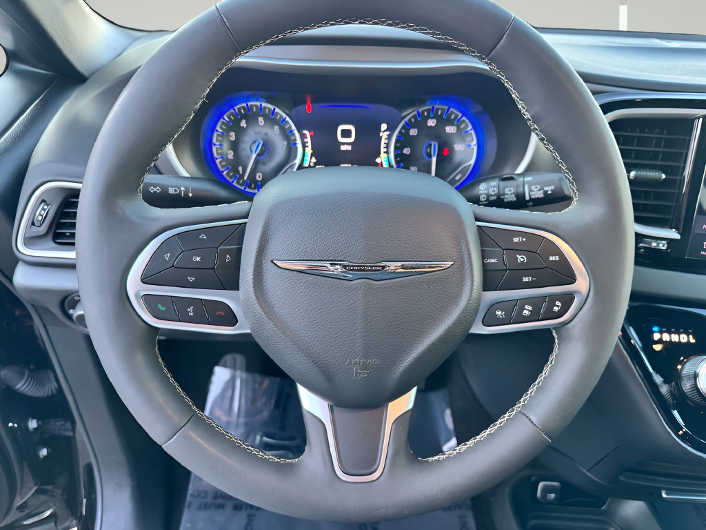 Used 2025 Chrysler Pacifica Select FWD image 13