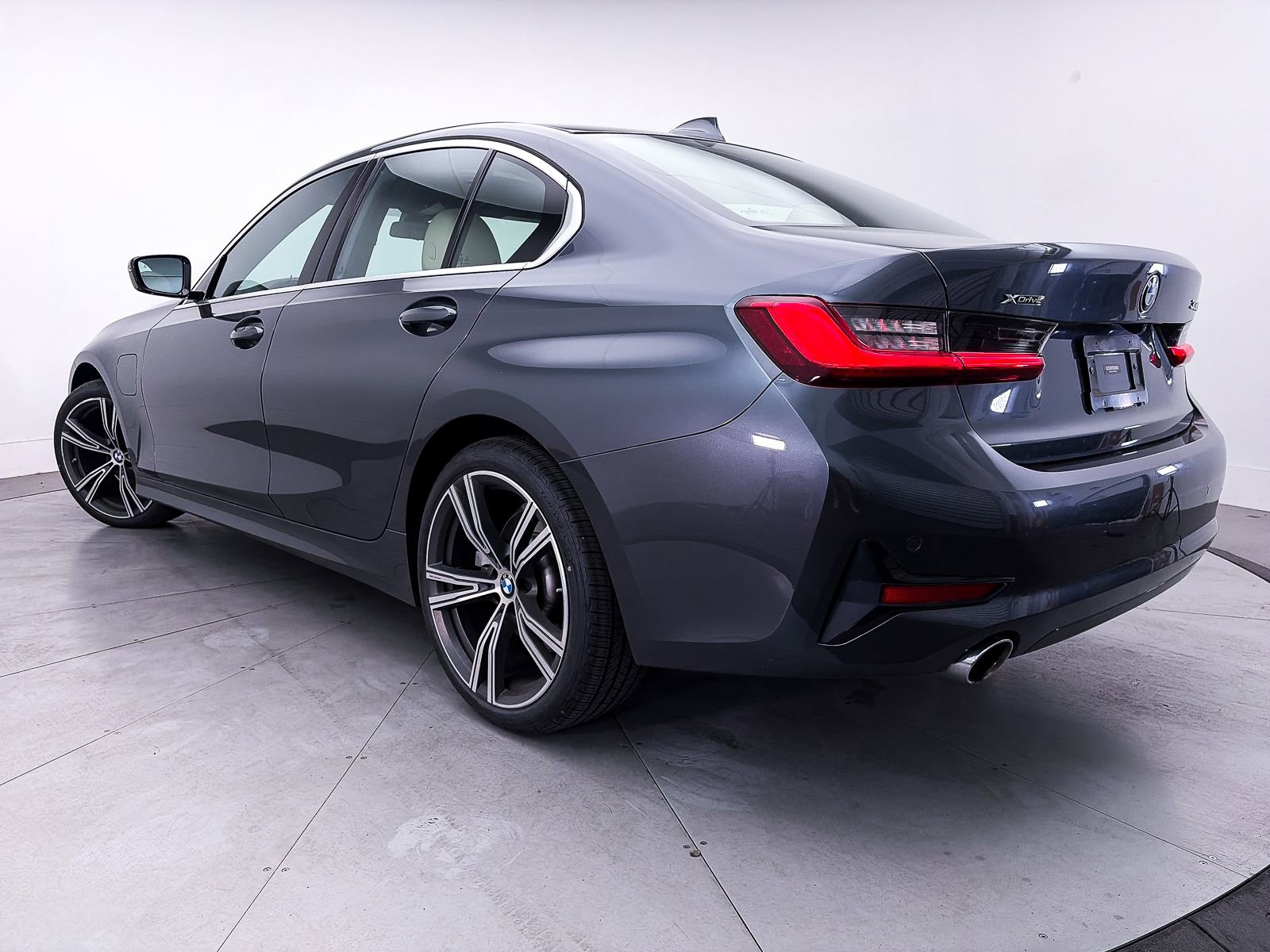 Used 2021 BMW 330e xDrive w/ Convenience Package AWD/4WD image 2