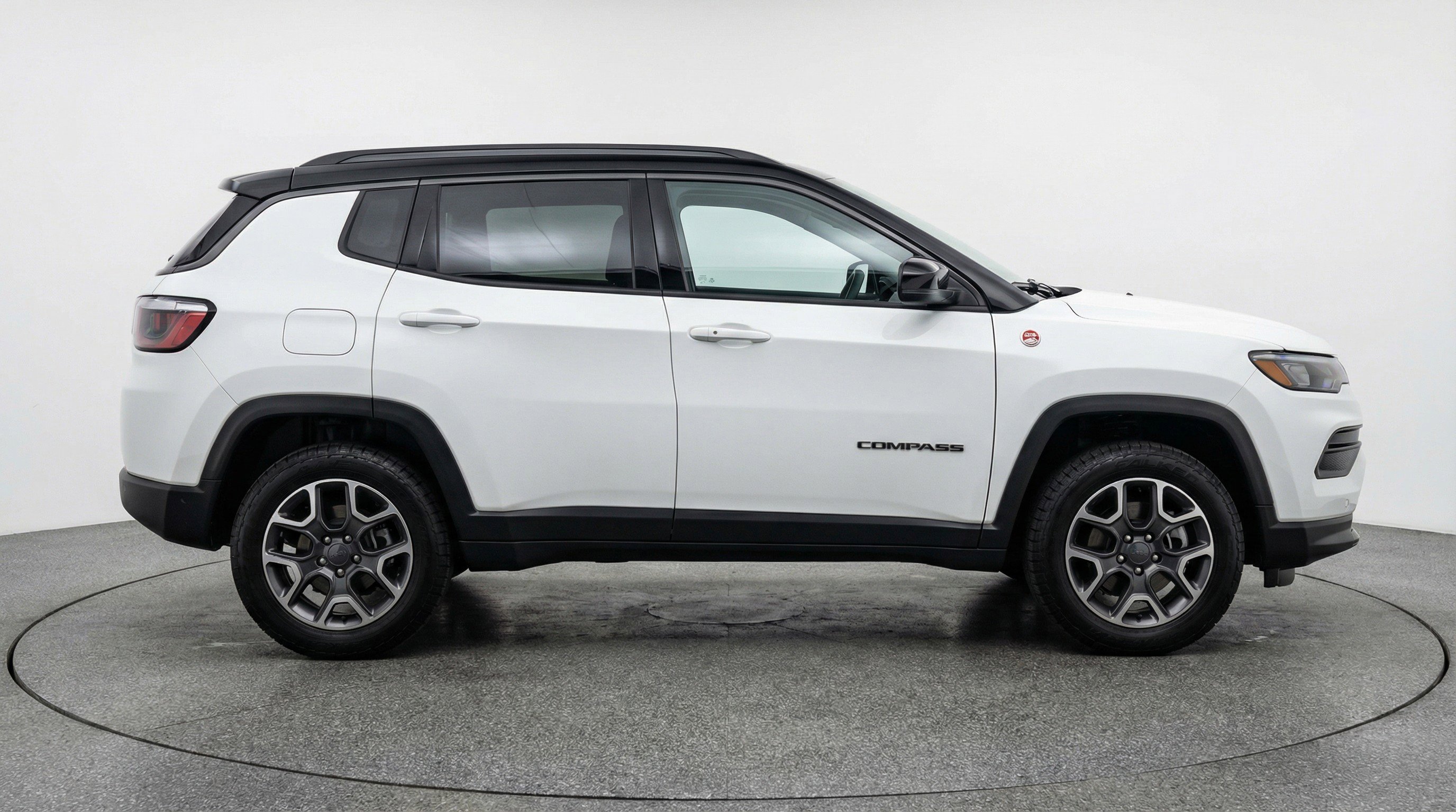 Used 2025 Jeep Compass Trailhawk AWD/4WD image 11