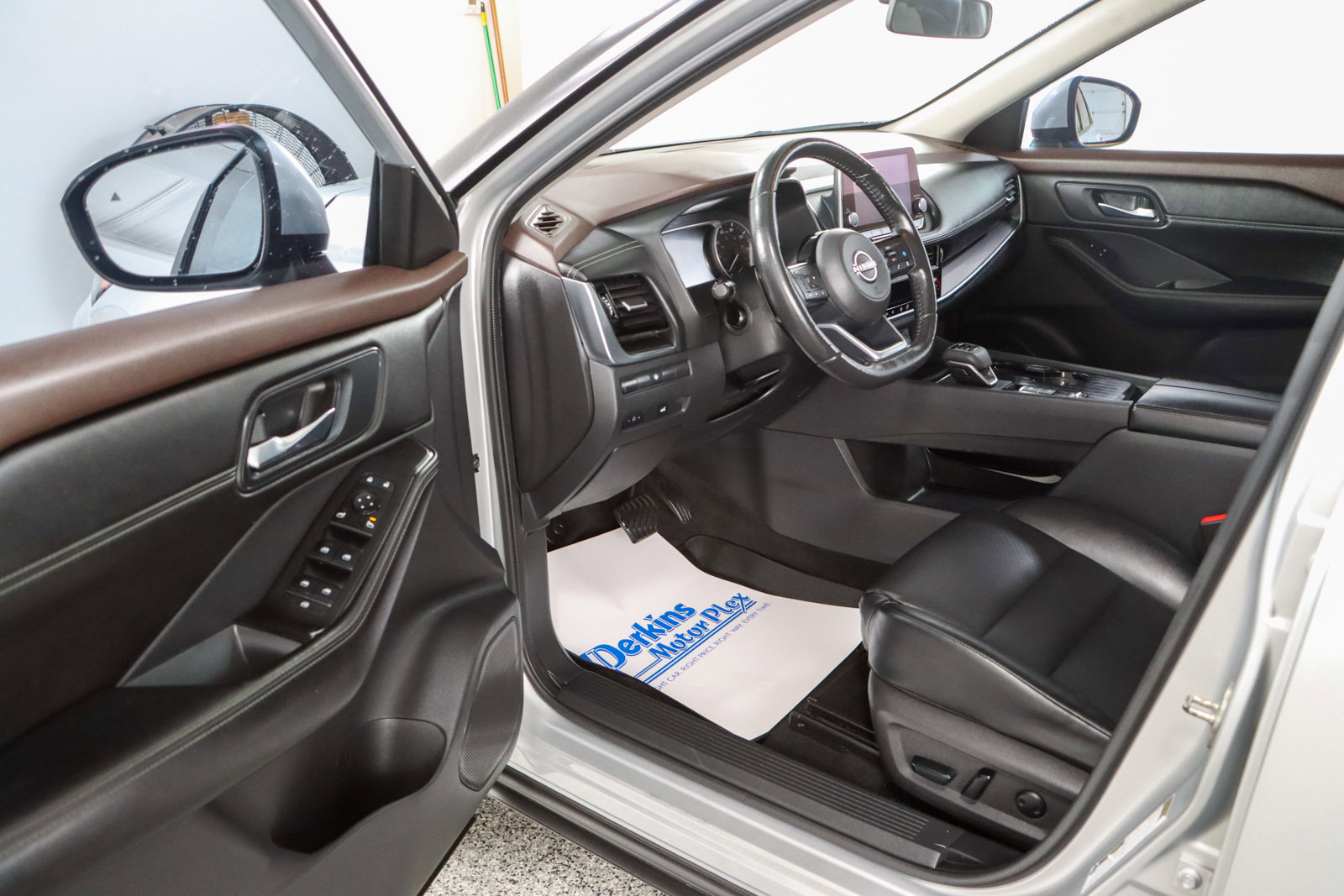 Used 2022 Nissan Rogue SV w/ SV Premium Package FWD image 3