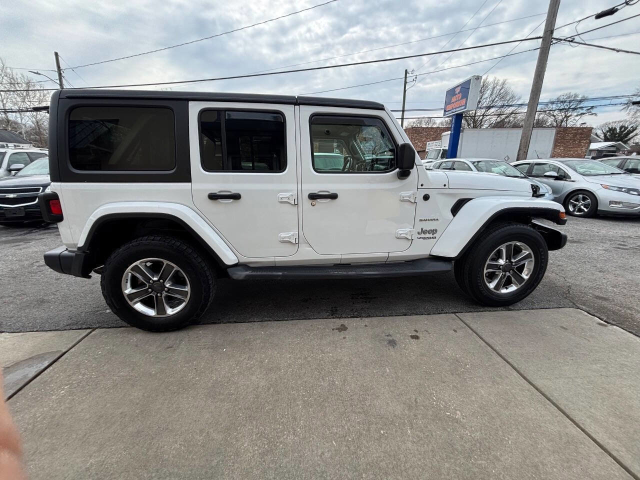 Used 2019 Jeep Wrangler Unlimited Sahara image 4