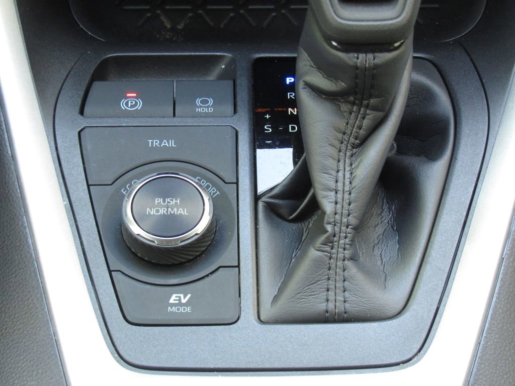 Certified 2025 Toyota RAV4 LE AWD/4WD image 28