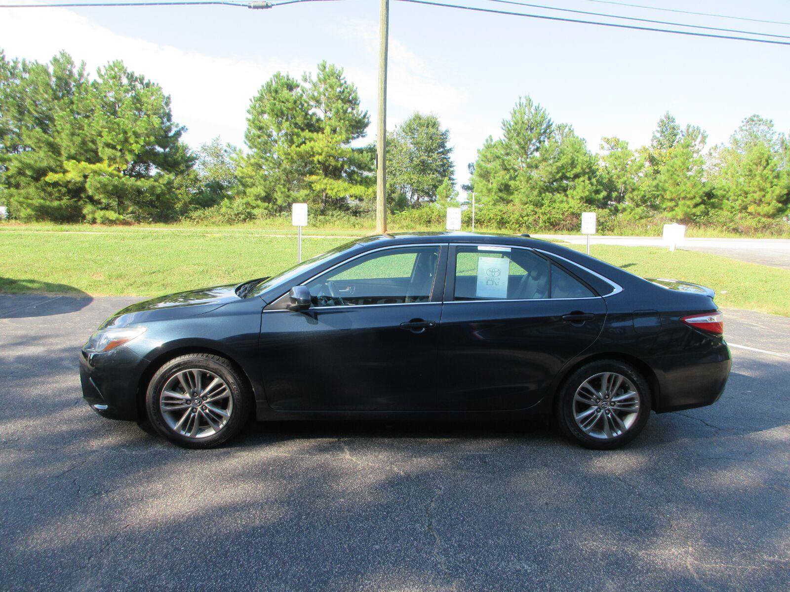 Used 2016 Toyota Camry SE w/ Moonroof Package FWD image 8