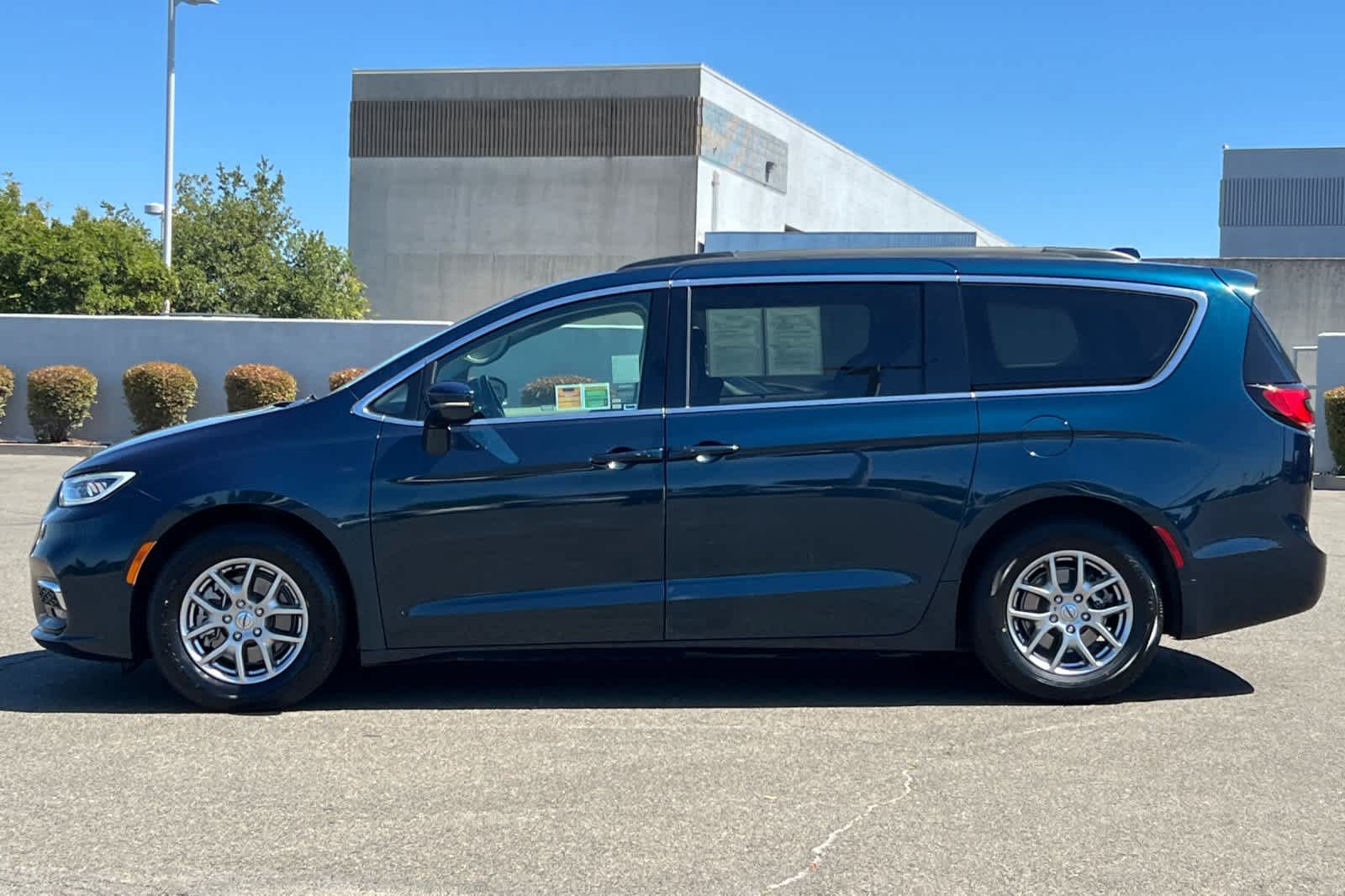 Used 2021 Chrysler Pacifica Touring w/ Uconnect Theater Family Group FWD image 9