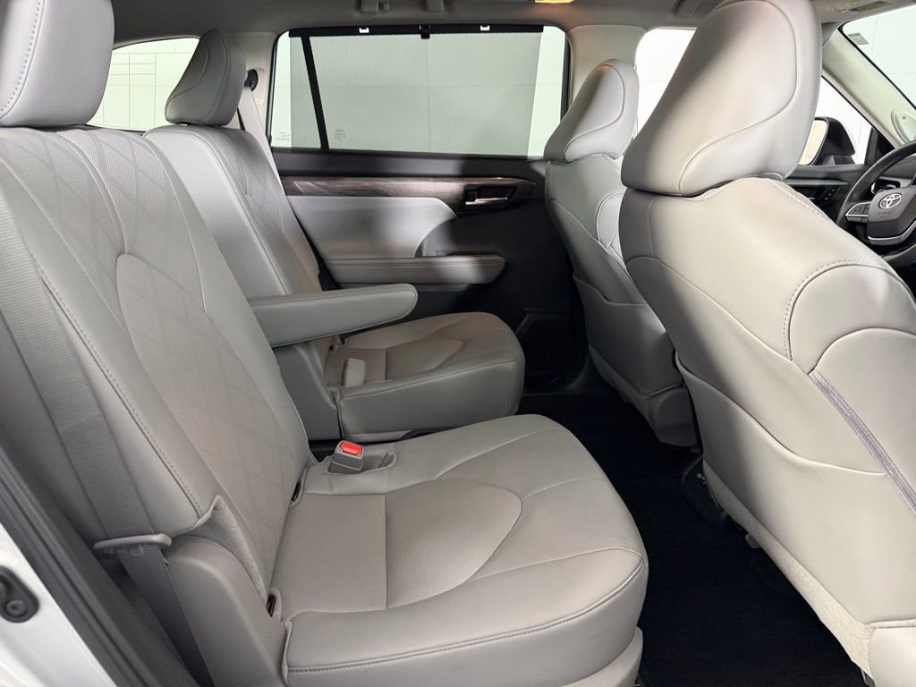 Used 2024 Toyota Highlander Platinum image 29