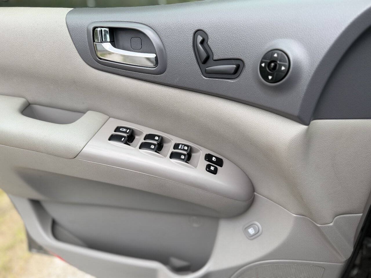 Used 2011 Kia Sedona EX FWD image 15
