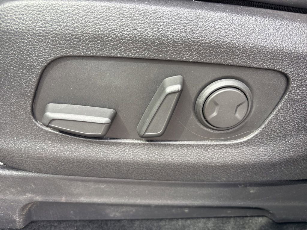 Used 2023 Kia Carnival LX FWD image 13