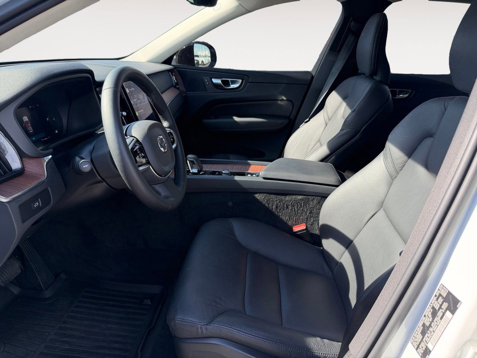 Used 2024 Volvo XC60 B5 Plus w/ Protection Package Premier image 9