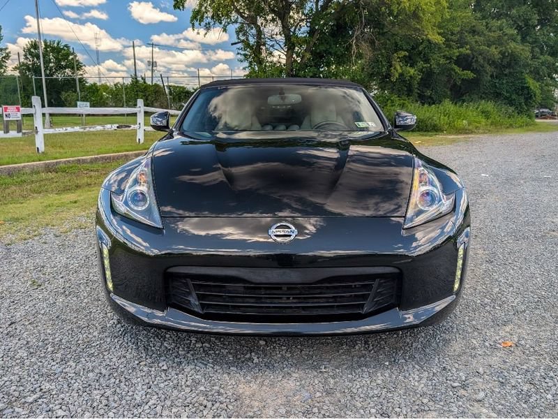 Used 2018 Nissan 370Z Touring RWD image 2