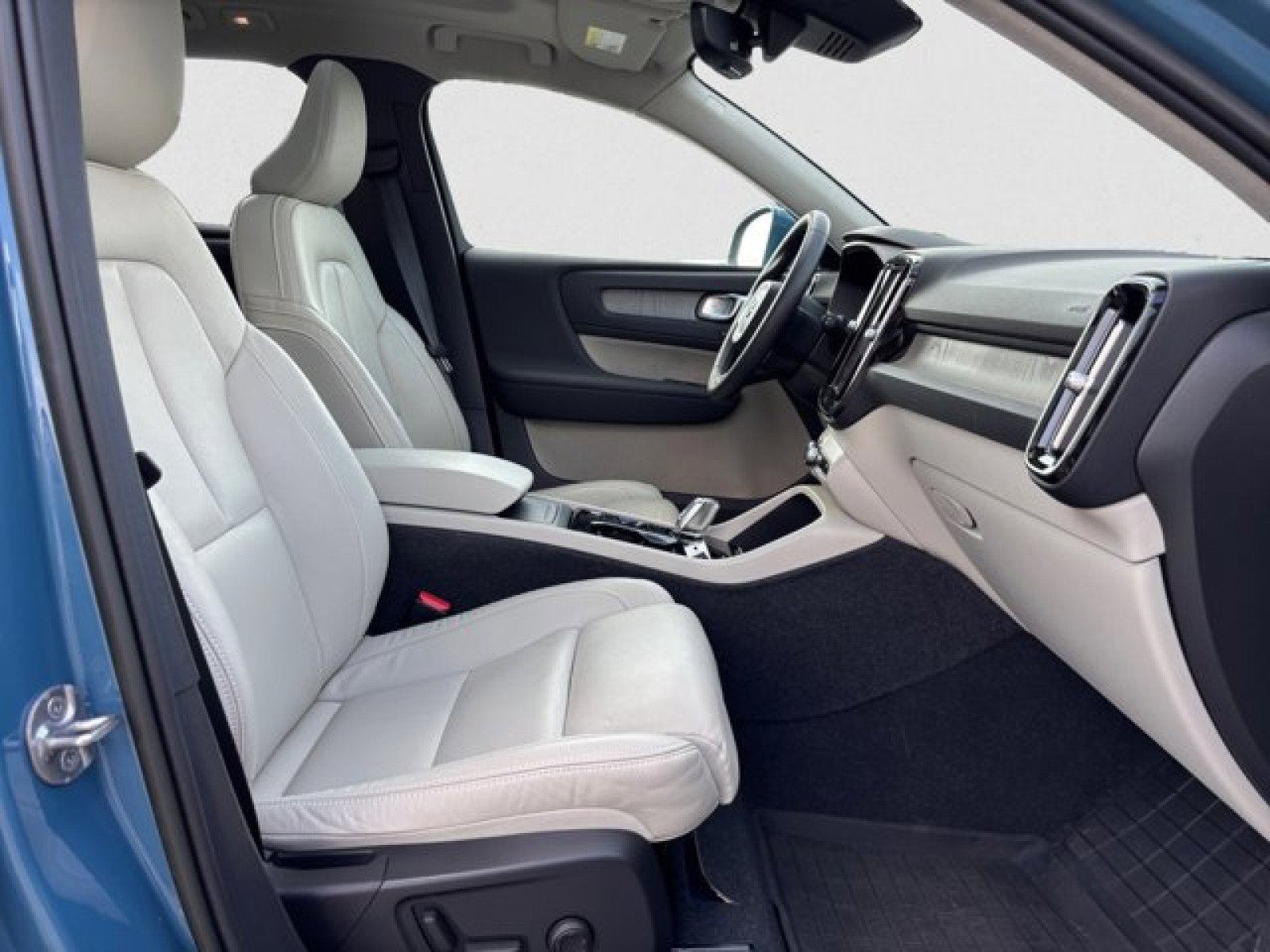 Used 2023 Volvo XC40 B5 Plus w/ Driver Assist Package image 20