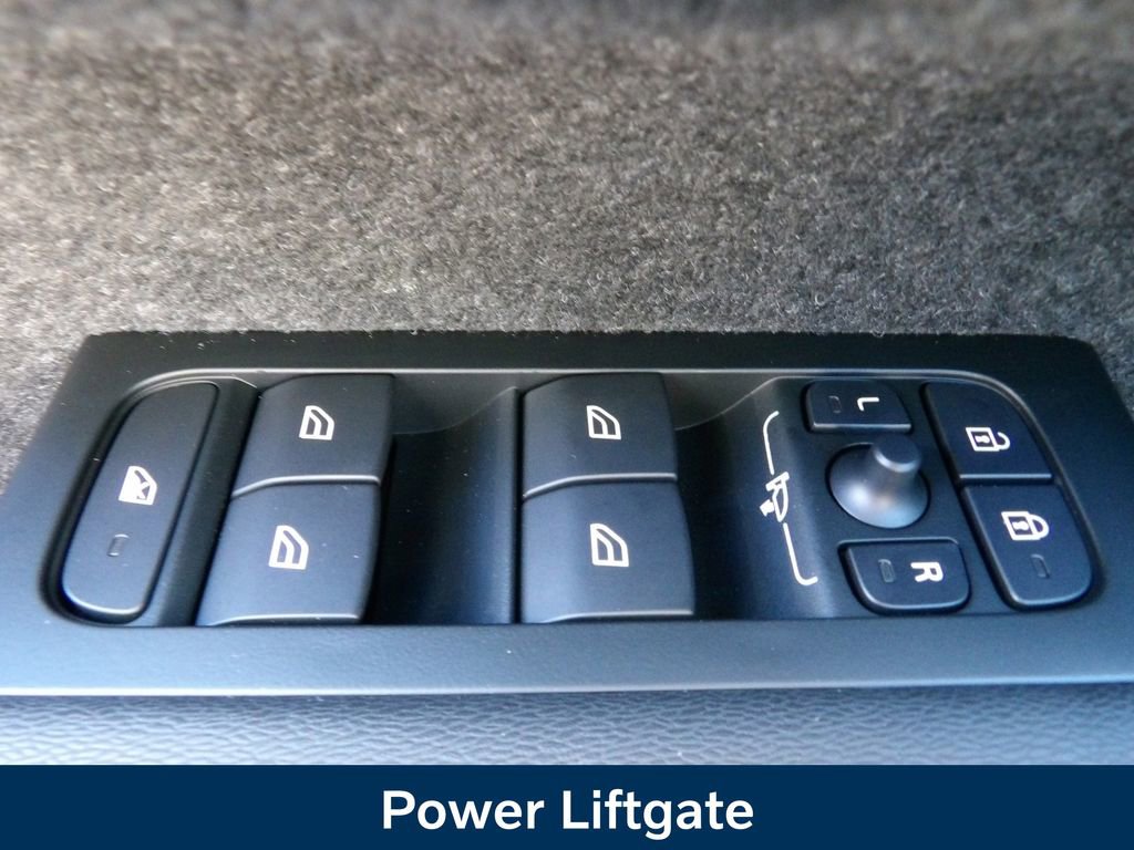 New 2026 Volvo XC40 B4 Core w/ Climate Package image 8