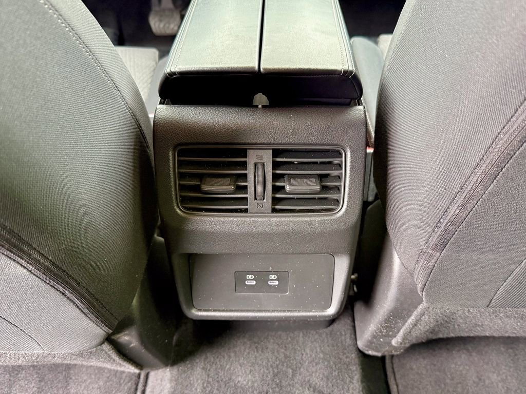 Used 2024 Nissan Rogue SV image 32