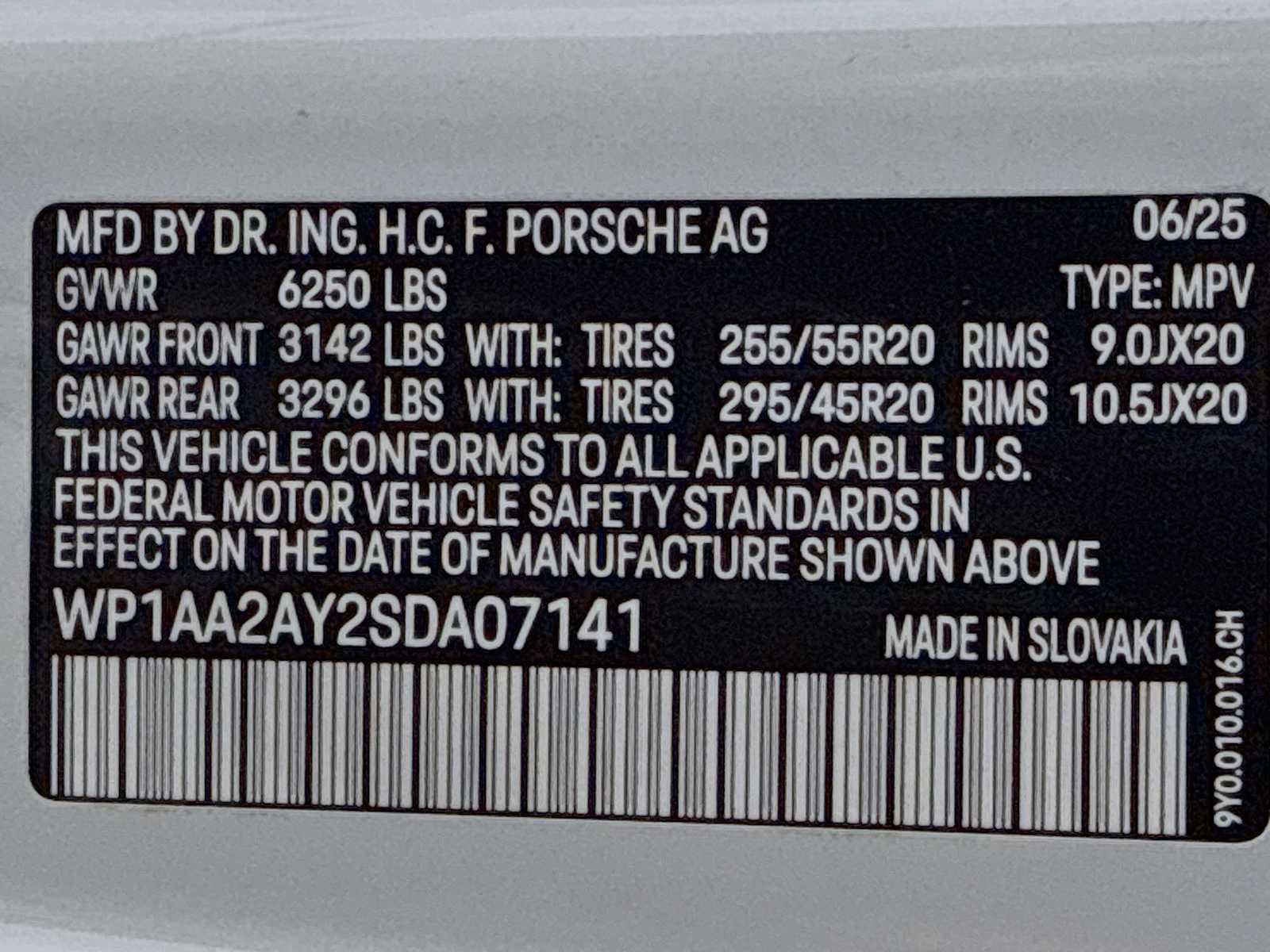 Certified 2025 Porsche Cayenne AWD/4WD image 33