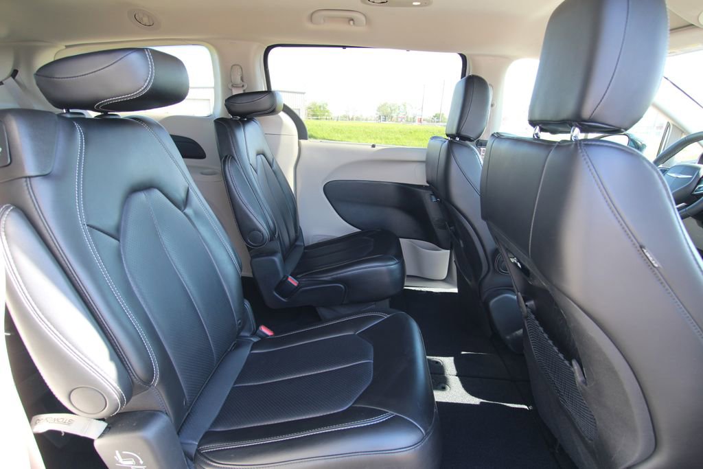 Used 2024 Chrysler Pacifica Touring-L FWD image 9