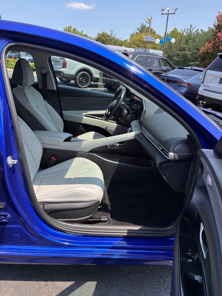 Used 2023 Hyundai Elantra Limited FWD image 17