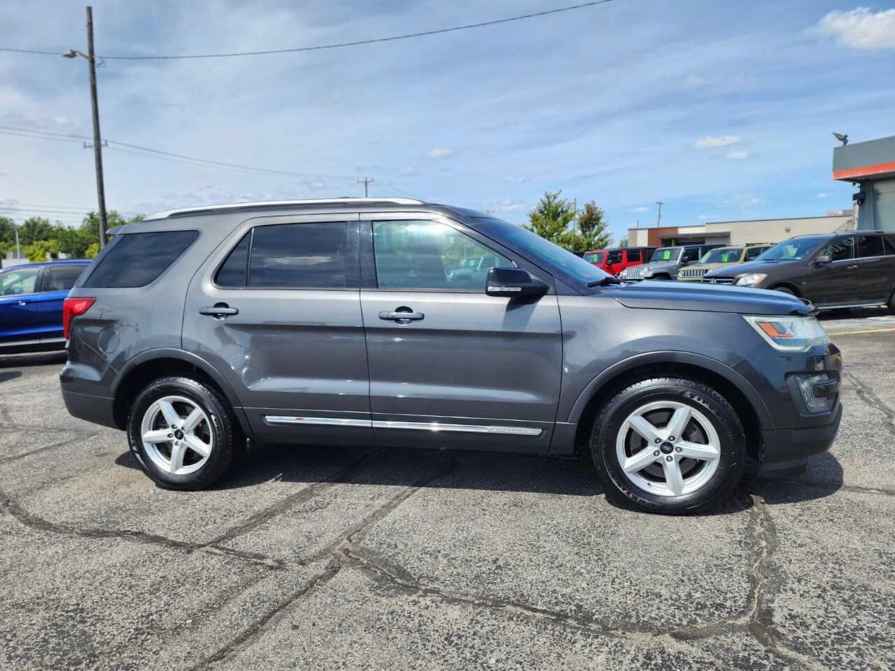 Used 2016 Ford Explorer XLT w/ Equipment Group 202A image 2