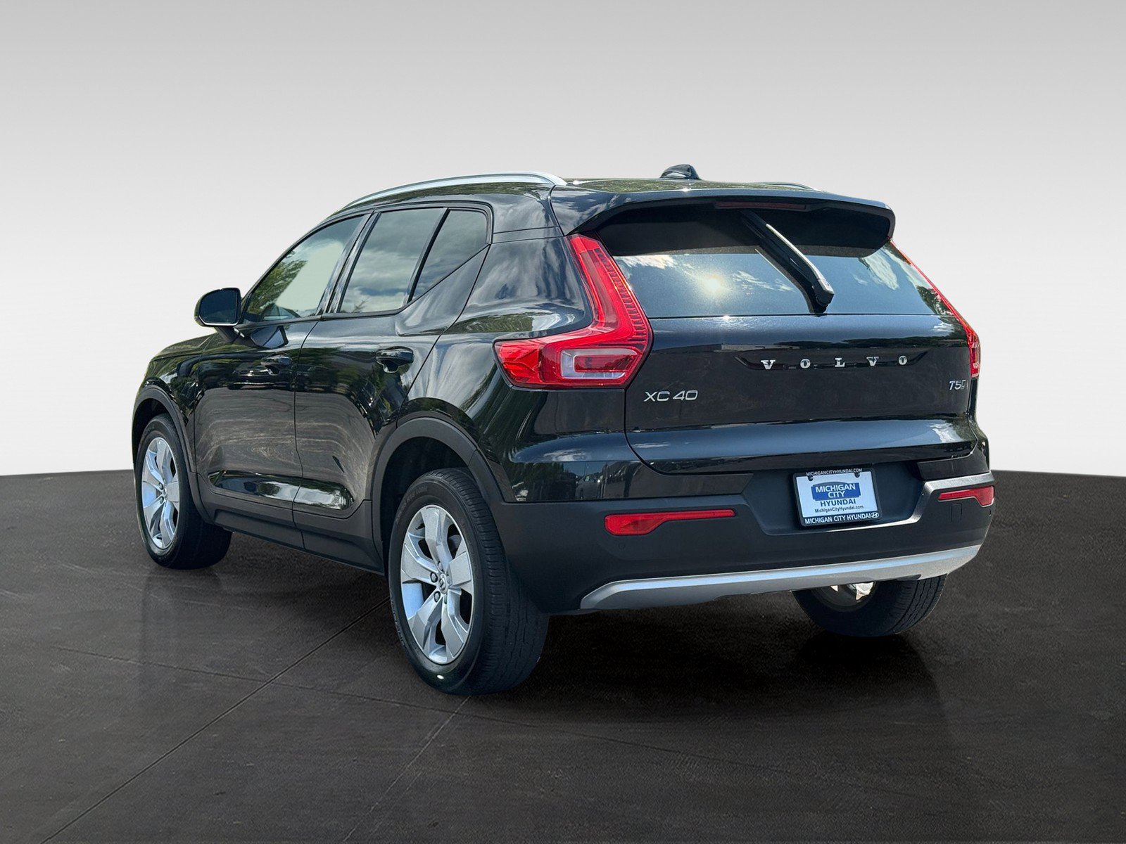 Used 2021 Volvo XC40 T5 Momentum AWD/4WD image 7