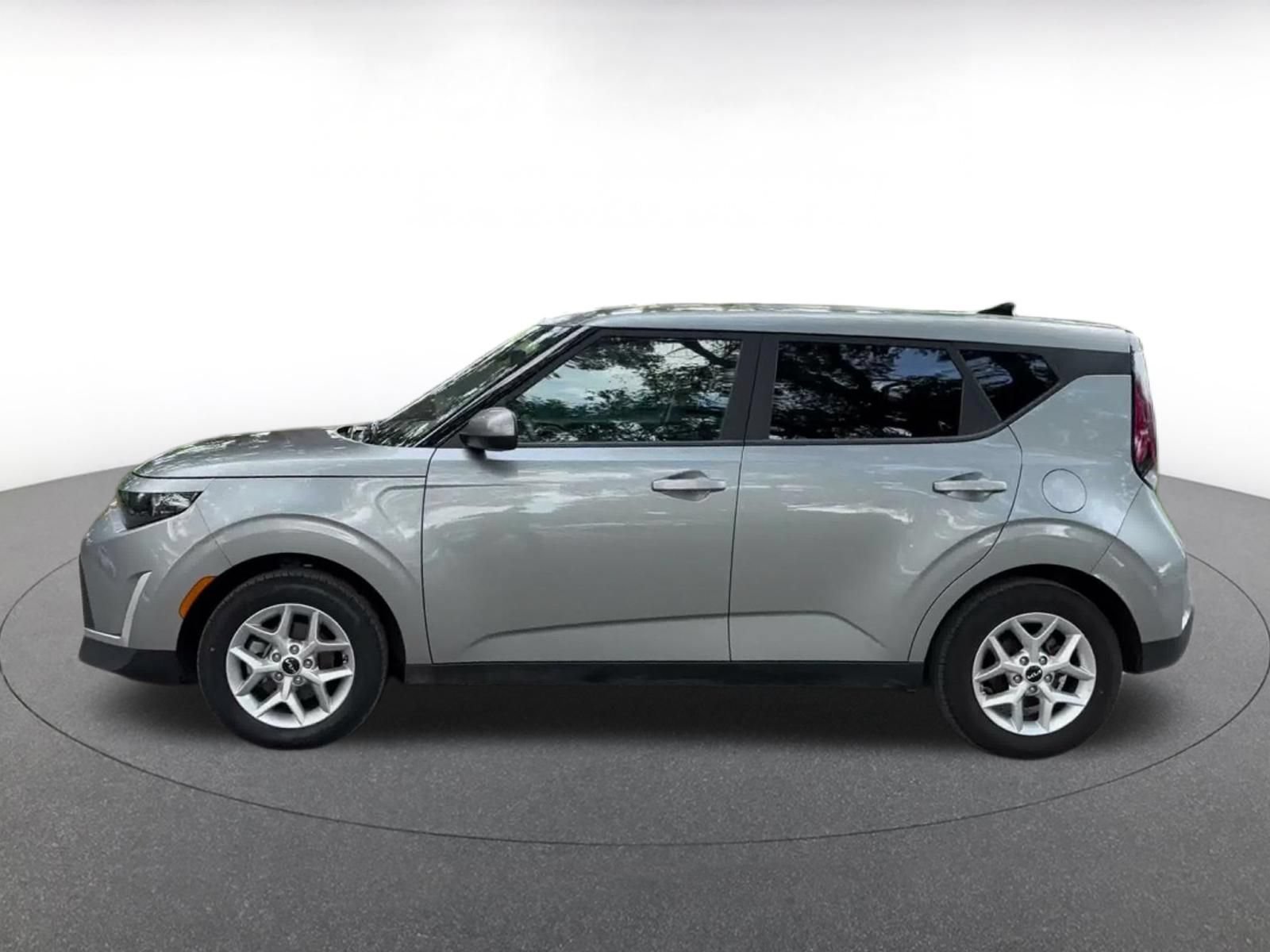 Used 2025 Kia Soul LX w/ LX Technology Package FWD image 8
