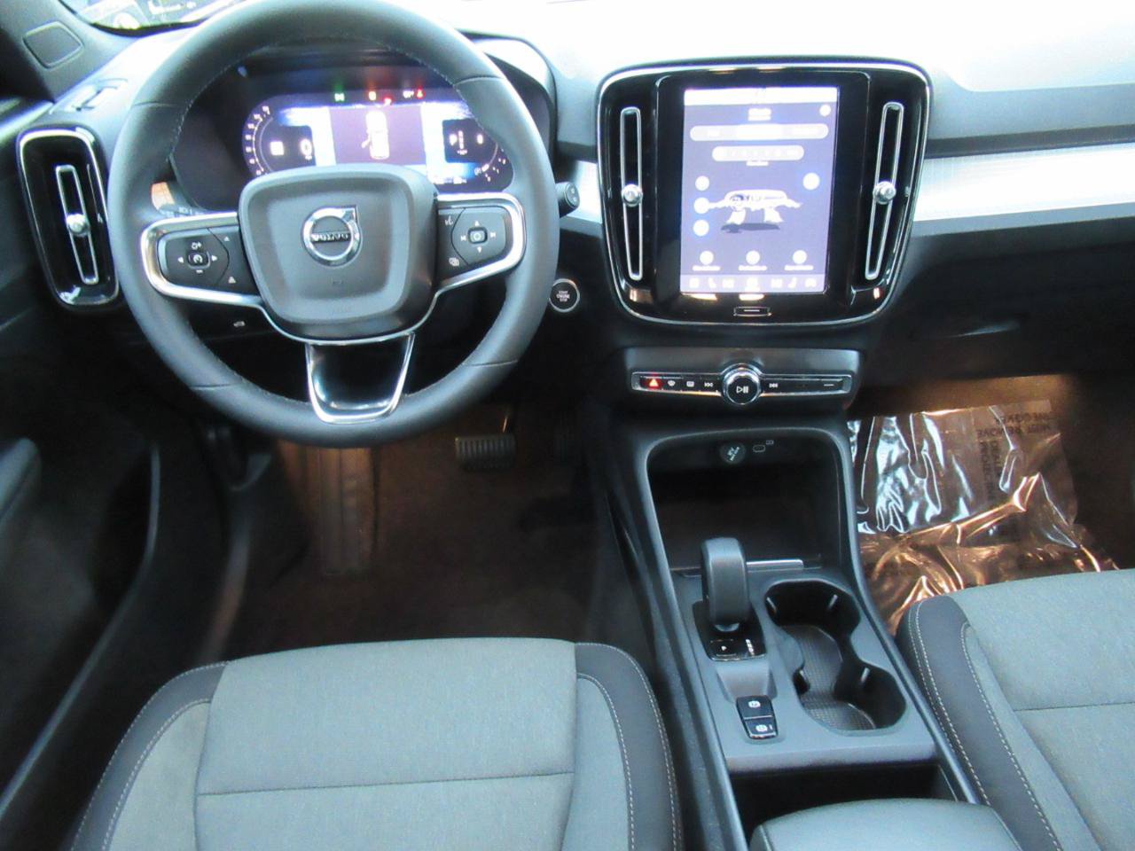 Used 2023 Volvo XC40 B5 Core AWD/4WD image 17