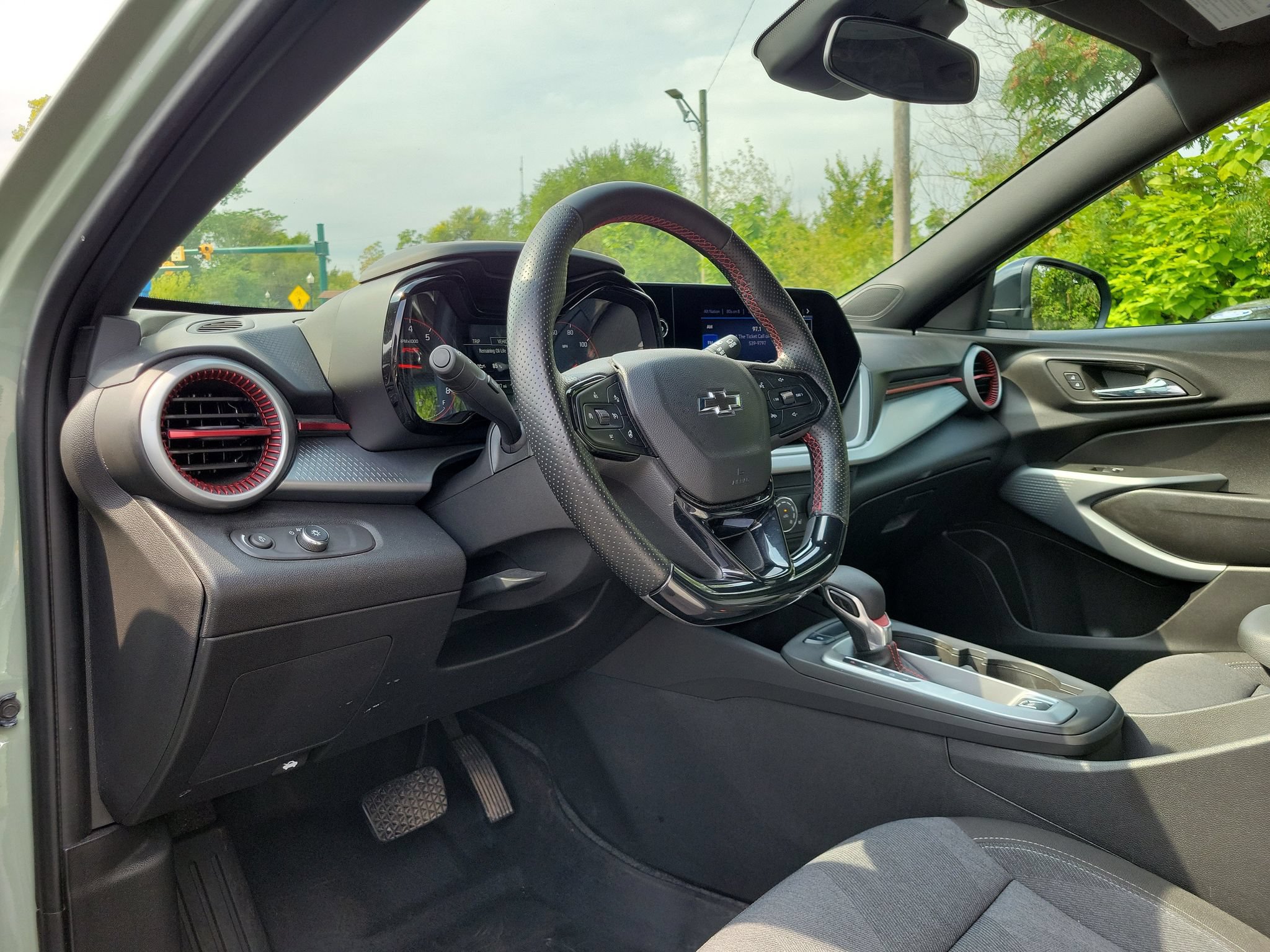 Used 2024 Chevrolet Trax RS w/ Sunroof Package FWD image 6