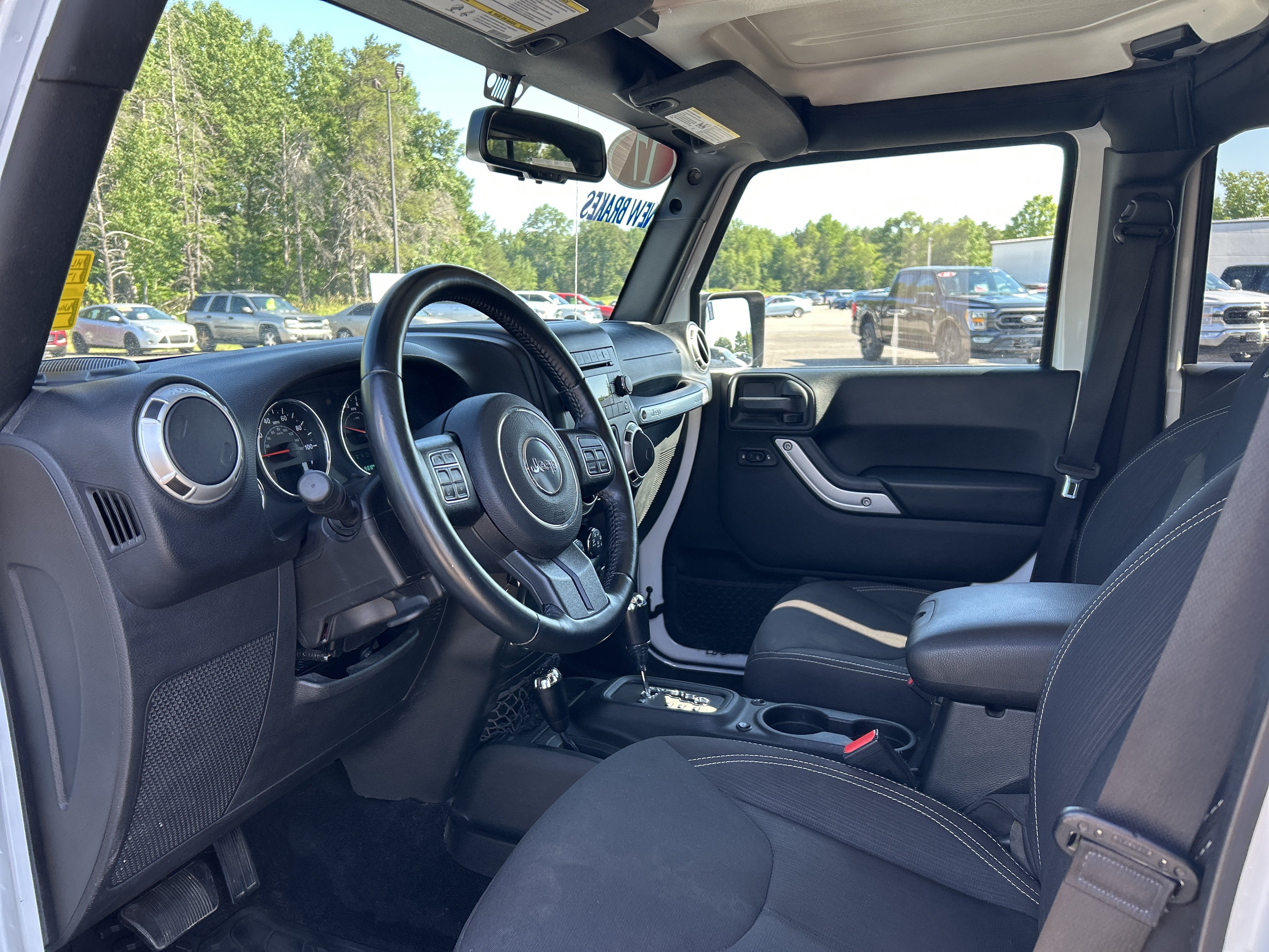 Used 2017 Jeep Wrangler Unlimited Sahara w/ Connectivity Group AWD/4WD image 11