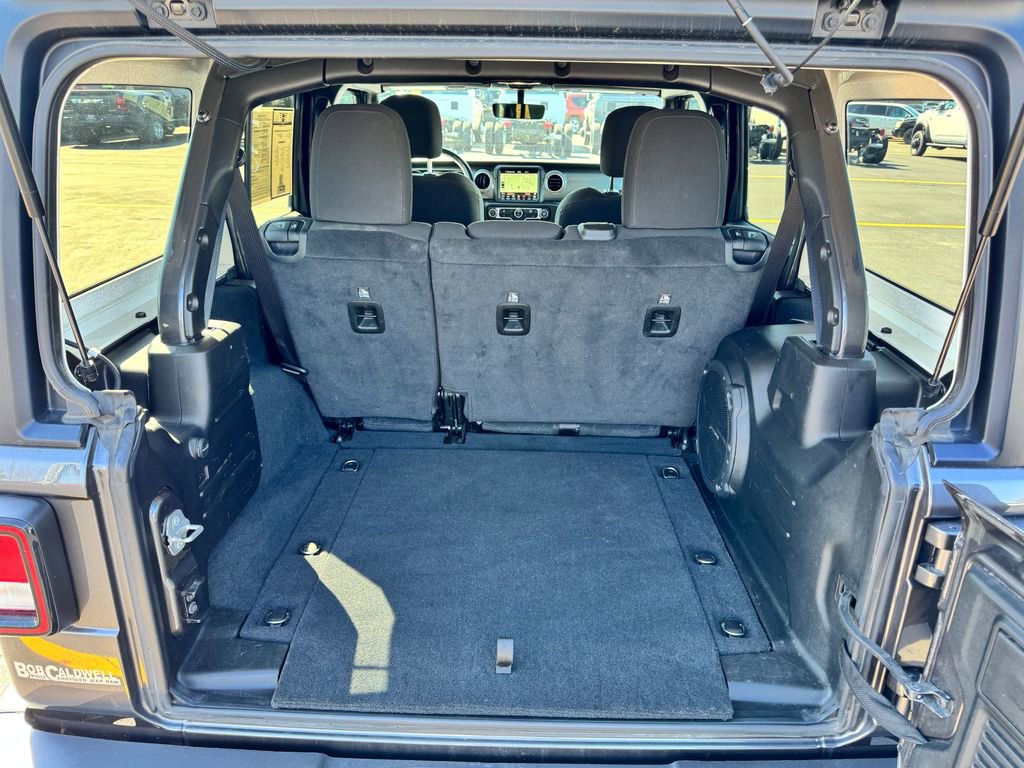Used 2022 Jeep Wrangler Unlimited Sahara AWD/4WD image 16