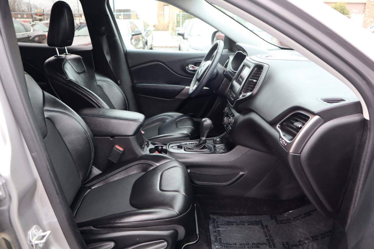 Used 2019 Jeep Cherokee Latitude Plus w/ Cold Weather Group AWD/4WD image 9