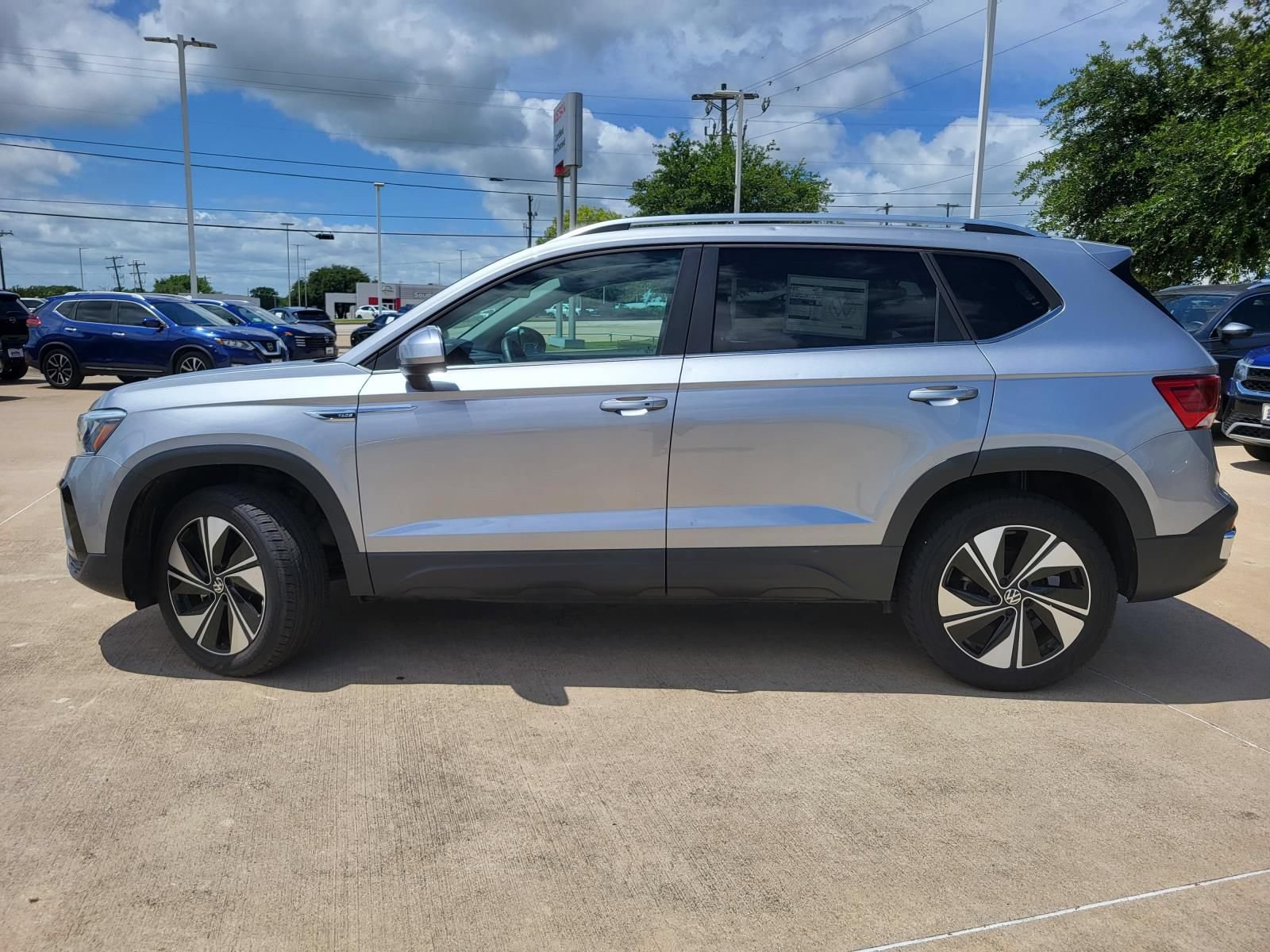 Used 2024 Volkswagen Taos SE AWD/4WD image 9