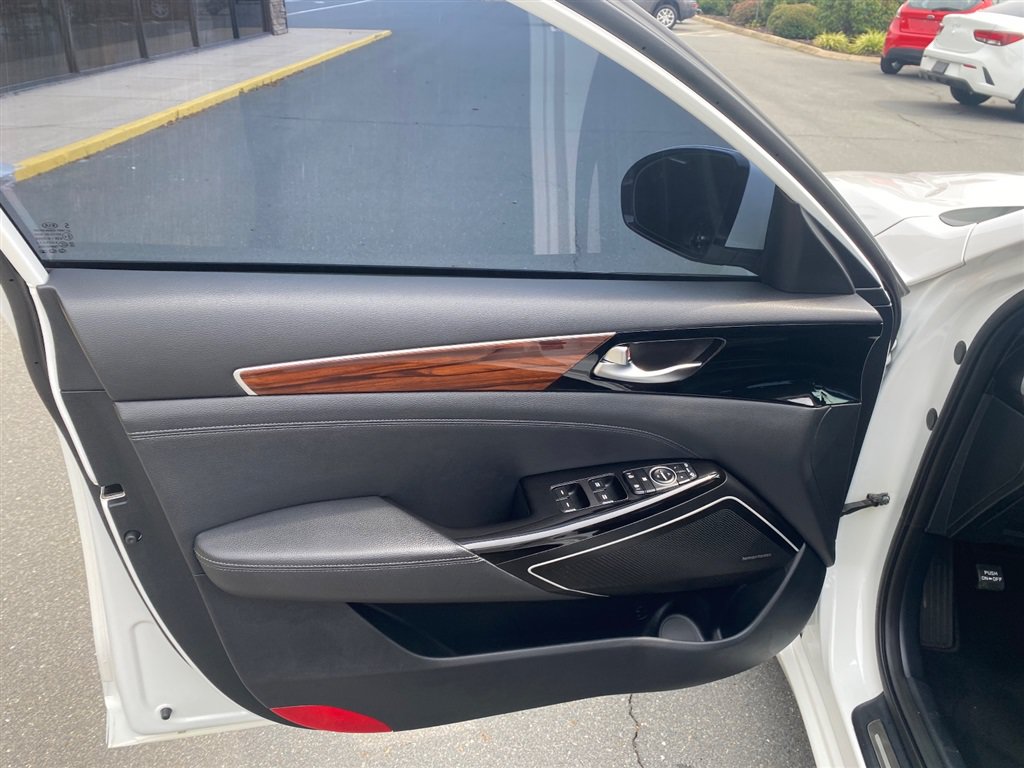 Used 2017 Kia Cadenza Premium w/ Luxury Package FWD image 9