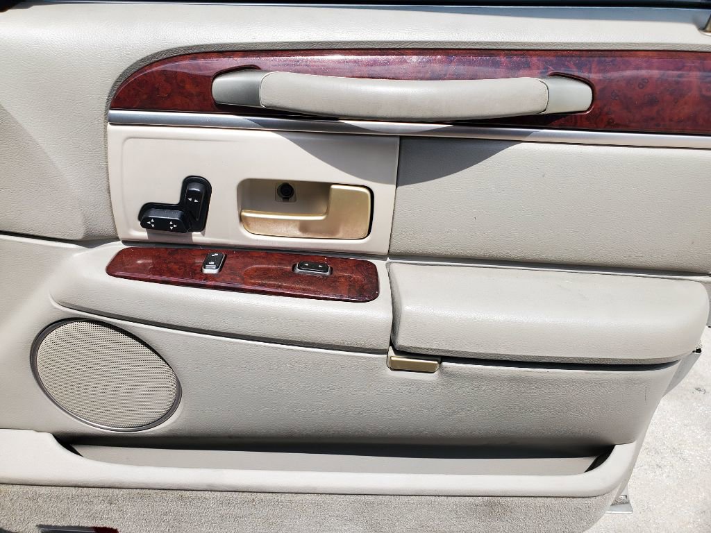Used 2003 Lincoln Town Car Executive image 33