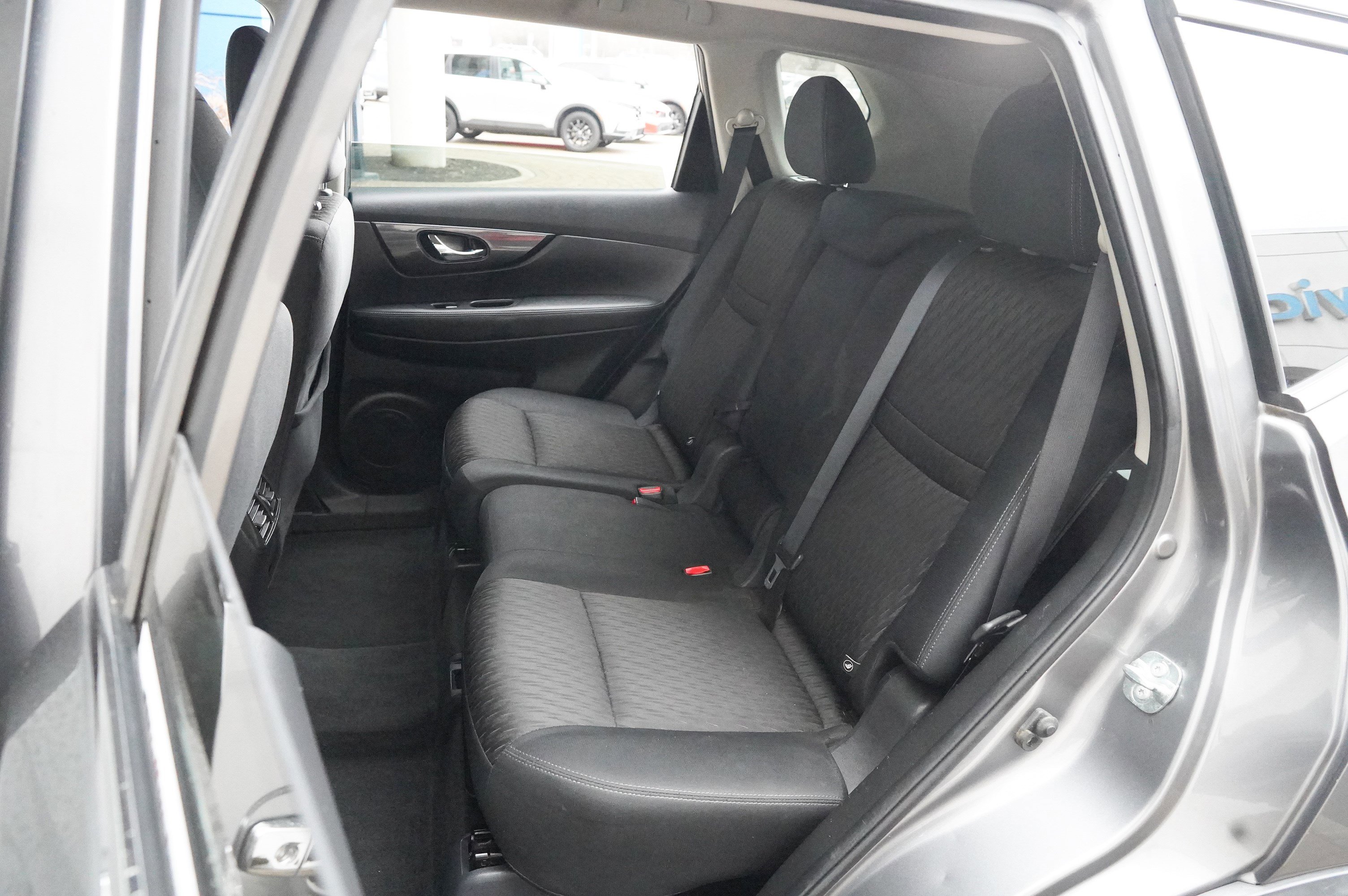 Used 2019 Nissan Rogue SV image 30