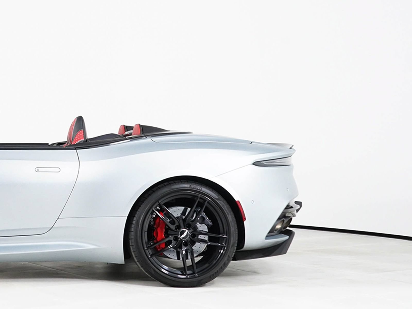 Used 2020 Aston Martin DBS Superleggera Volante RWD image 14