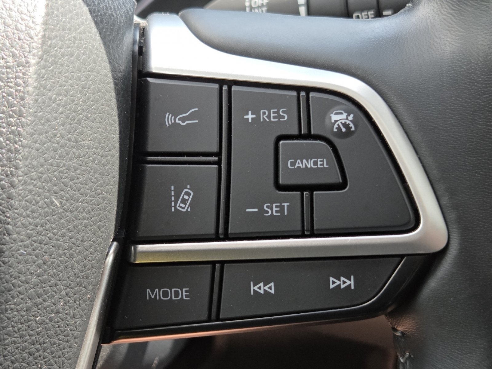Used 2022 Toyota Highlander XLE AWD/4WD image 14
