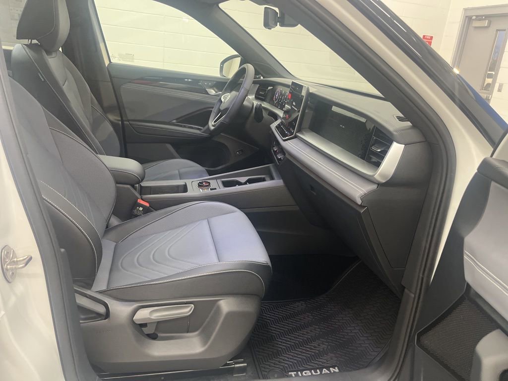 New 2026 Volkswagen Tiguan SE R-Line FWD image 41