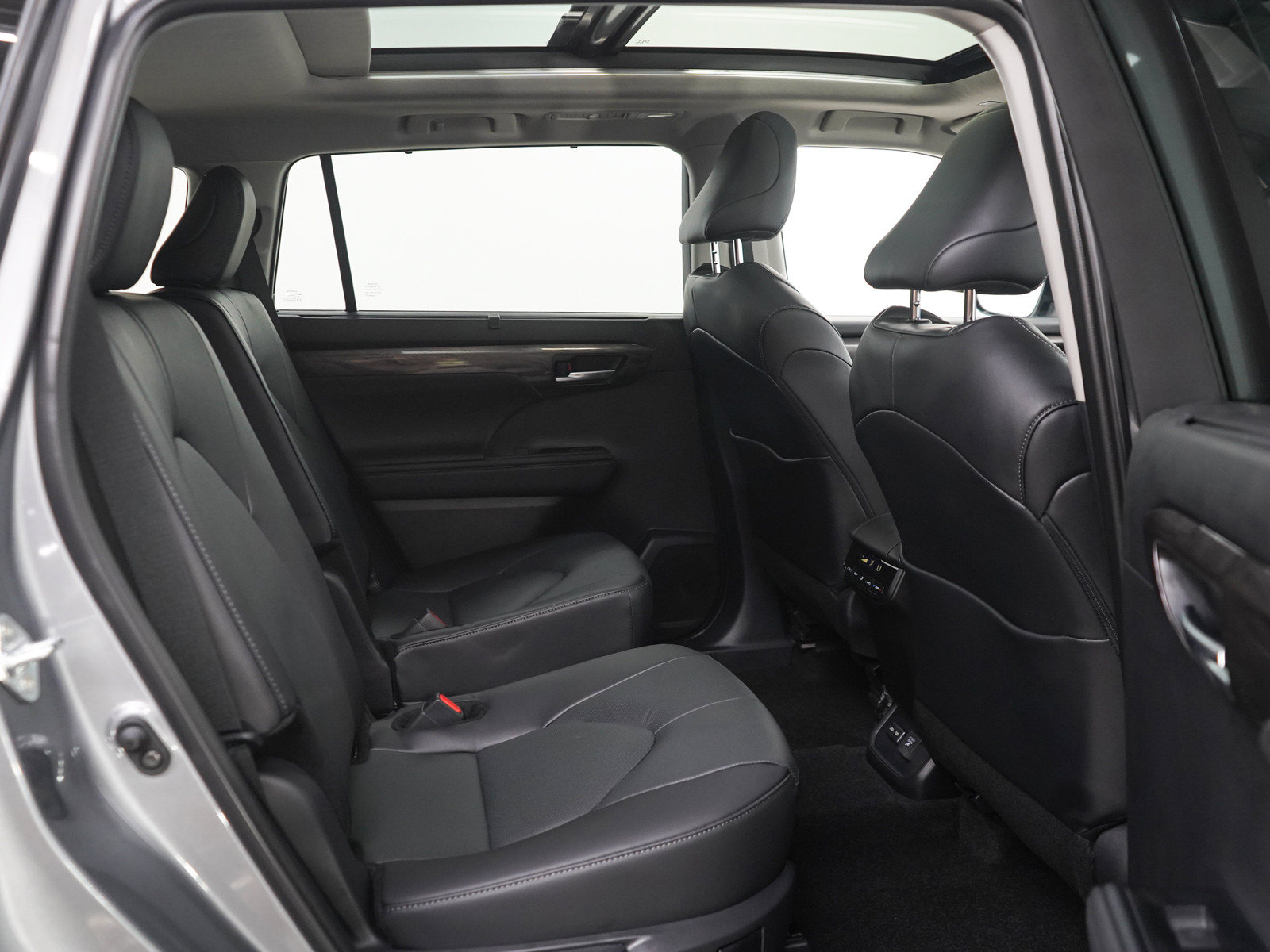 Used 2025 Toyota Highlander Limited AWD/4WD image 12