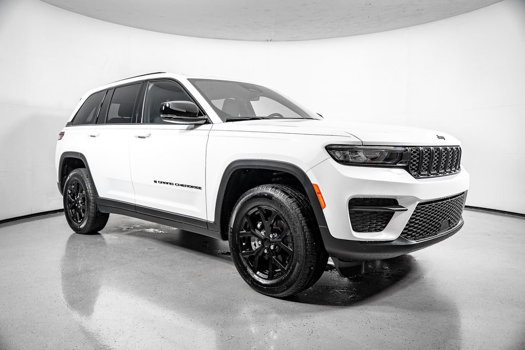 Used 2025 Jeep Grand Cherokee Altitude w/ Trailer Tow Package RWD image 2