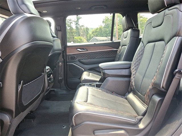 Used 2023 Jeep Grand Cherokee L Summit w/ Luxury Tech Group V image 9