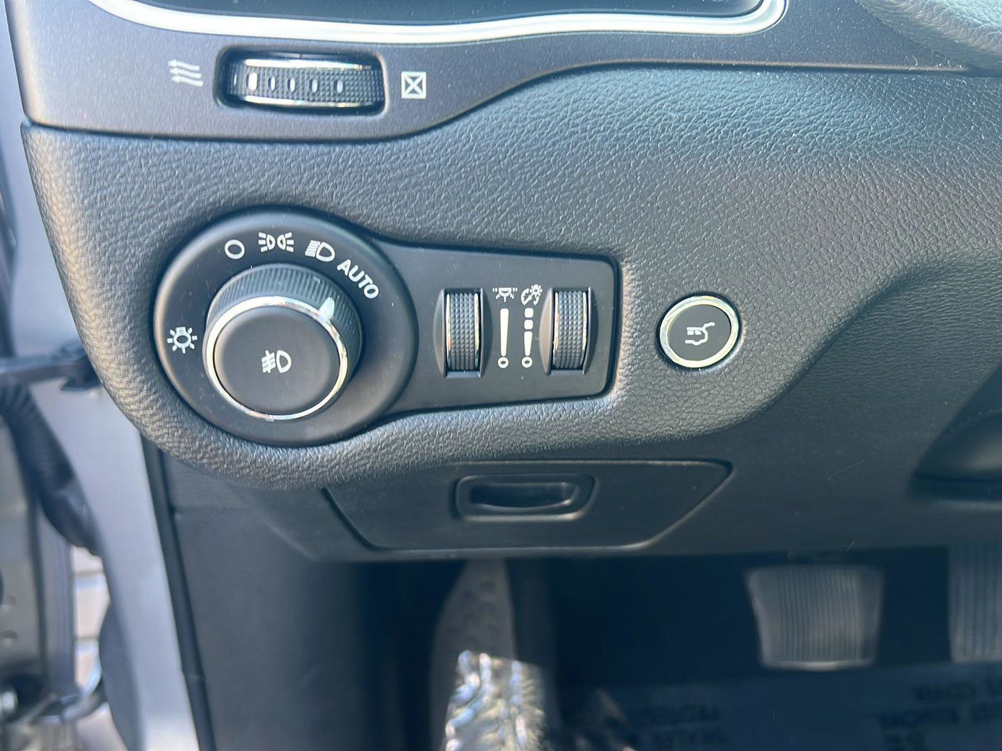 Used 2020 Jeep Cherokee Trailhawk AWD/4WD image 18